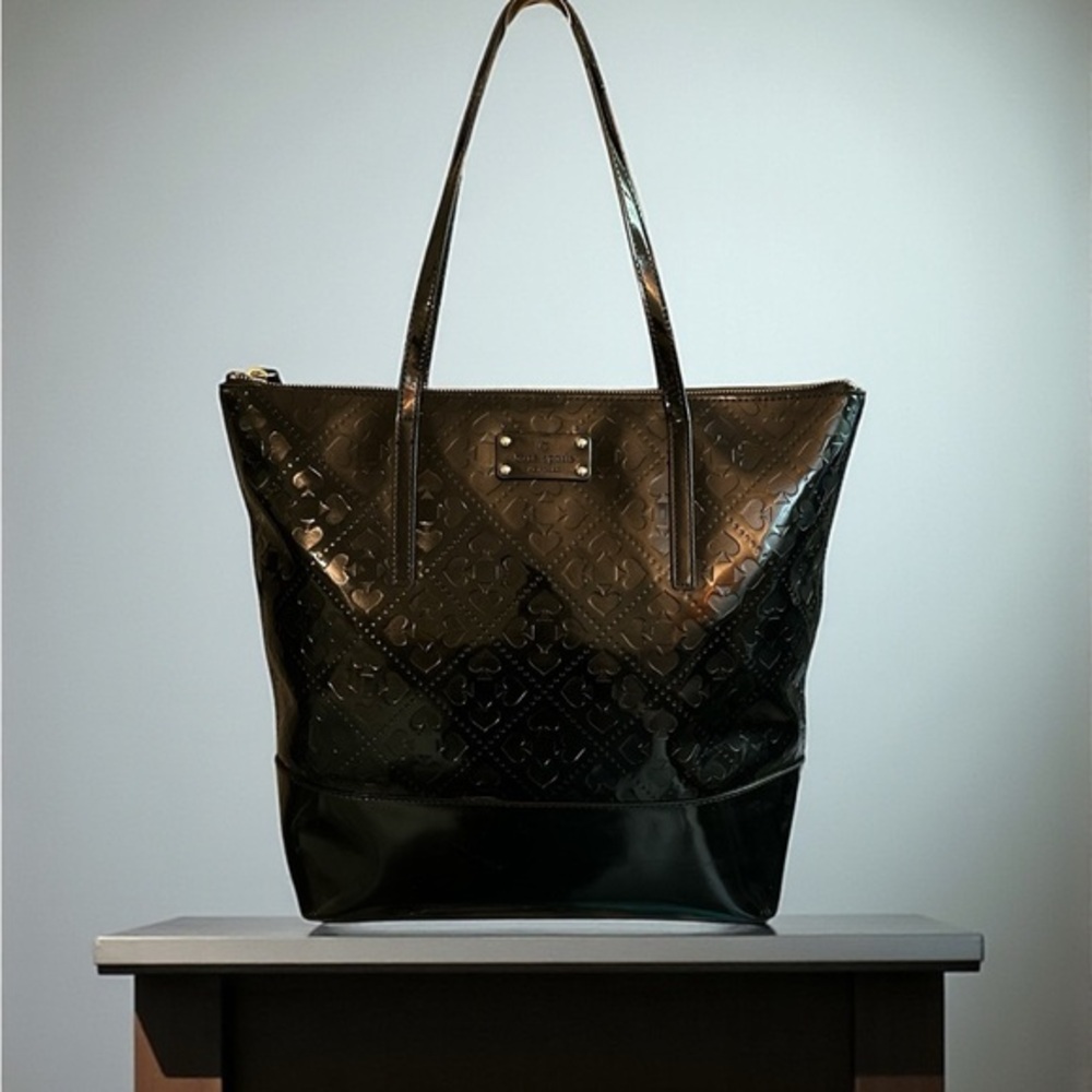 Kate Spade Patent Leather Tote – Embossed Spade Logo Shoulder Bag | Glossy Chic🖤